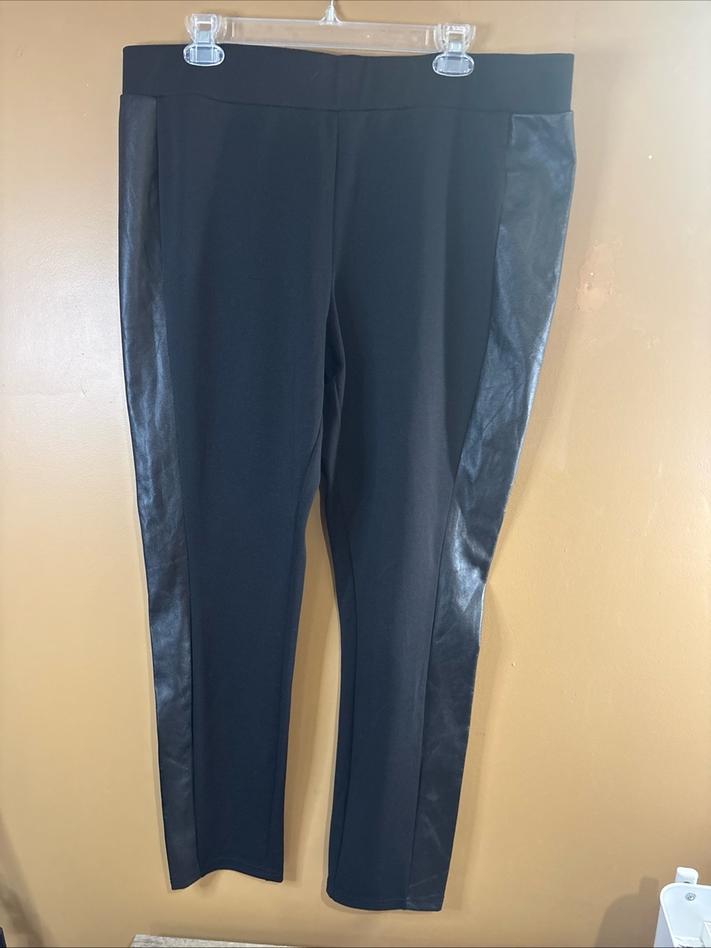 HC979. Liz Lange Pants Black And Sides Are Fake Leather. Size 1X Inseam 28”